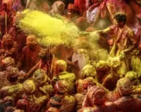 मऊ :  पुलिसकर्मियों ने हर्षोल्लास से मनायी होली, एक-दूसरे को गुलाल लगाकर दी बधाई 