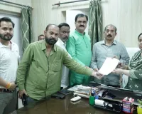 लखनऊ :  व्यवसायिक गैस सिलेंडर मिलने में आ रही दिक्कत, DM से मिले व्यापारी