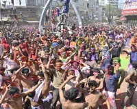 कानपुर : शहर में चला झमाझम रंग, मस्ती में झूमें हुरियारे