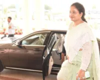 आगरा में शिकायत पर सुनवाई नहीं होने से आहत हुआ पीड़ित,  SDM गाड़ी के आगे बैठकर किया प्रदर्शन