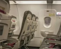  प्लेन में घबराया युवक खोलने लगा गेट ...  वाराणसी एयरपोर्ट पर हिरासत में लेकर पूछताछ जारी, इंडिगो विमान लैंडिंग से पहले ड्रामा 