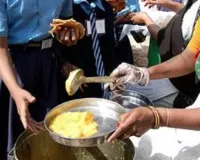 LPG Cylinder Crisis: चूल्हें पर बन रहे मिड डे मील, LPG संकट के बीच यूपी के स्कूलों ने निकाला विकल्प  