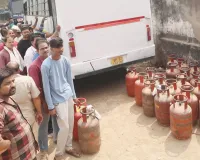 लाइन में उपभोक्ता, दुकानों में लगे घरेलू गैस सिलेंडर:  950 का सिलेंडर बेच रहे 1500-2000 रुपये के बीच