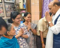 रक्षा मंत्री ने पुराने लखनऊ के व्यंजन का उठाया लुत्फ,  जनसम्पर्क अधिकारी के परिवार से की मुलाकात