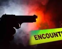  सीतापुर में पुलिस-बदमाश में मुठभेड़:  पैर में गोली; चोरी के मोबाइल, मोटरसाइकिल और तमंचा-कारतूस बरामद