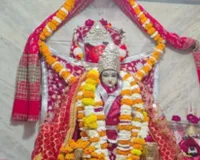सुलतानपुर :  नवरात्र के पहले दिन उमड़ी भक्तों की भीड़, लोगों की आस्था का केंद्र बना प्राचीन दुर्गा मंदिर 