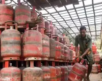 गैस की वेंटिंग बढ़ा रही उपभोक्ताओं की समस्या:  बुकिंग के एक हफ्ते बाद मिल रहा सिलेंडर, लग रही लंबी लाइन 