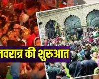 चैत्र नवरात्रि पर भक्तों की भीड़,  मथुरा-वाराणसी के प्रमुख मंदिरों के बाहर लंबी कतारें, सुरक्षा में लगें यूपी पुलिस के जवान 