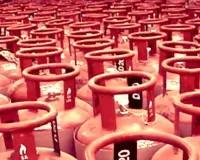 सिद्धार्थनगर में गैस एजेंसियों के बाहर लगी लंबी कतार:  सरकार की अपील का भी नहीं हुआ असर, अफरातफरी का माहौल  