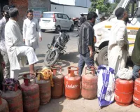 ईद से पहले LPG के लिए मारामारी:  गैस एजेंसियों के बाहर लंबी कतारें, पुराने लखनऊ में सबसे ज्यादा हो रही बुकिंग