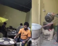 लखनऊ : यहां 35 रुपये में मिल रहा भरपेट भोजन, जानिये कहां पड़ती है यह रसोईं