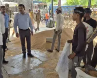 जालौन : डीएम ने गेहूं क्रय केंद्रों का किया निरीक्षण, बोरे की कमी पर जताई नाराजगी 