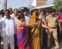 कन्नौज : अनियंत्रित ट्रक गुमटियों में घुसा, छात्रा और फल विक्रेता की मौत, 5 घायल