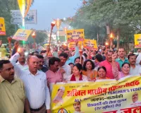 बाराबंकी : टेट अनिवार्यता शिक्षकों के अधिकारों पर कुठाराघात, शिक्षक महासंघ ने विरोध में निकाला मशाल जुलूस