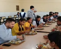 बाराबंकी : जिलाधिकारी ने छात्राओं के साथ बैठकर किया भोजन, जांची गुणवत्ता