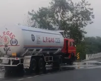 बाराबंकी में ड्राइवर की सूझ बूझ से हाईवे पर टला बड़ा हादसा, नहीं रुका लीकेज, दूसरे टैंकरों में भरी गई गैस