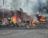 कानपुर : फूलबाग में भीषण आग से फल व सब्जी मंडी राख, 20 से अधिक दुकानें और 30 से ज्यादा घर जले 