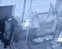 ग्रेटर नोएडा : मंदिर से सोने की मूर्ति और चांदी के छत्र चोरी, वारदात सीसीटीवी में कैद