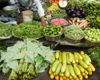 Bareilly : मंडी से बाहर आते ही फल-सब्जियों के दाम भर रहे फर्राटा