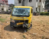 Amroha : स्कूल वाहन का स्टेयरिंग फेल होने से हादसा, जुगाड़ चालक की मौत एक घायल