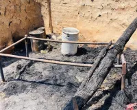 UP: छप्पर के घरों में लगी आग, लाखों रुपये का सामान जलकर राख