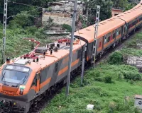 UP: अमृत भारत एक्सप्रेस से महिलाओं ने लगा दी छलांग...मची अफरा-तफरी, 15 मिनट रोकी गई ट्रेन