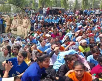 Uttrakhand:चिंगारी बनी आग, सिडकुल कंपनी में जमकर हुआ बवाल, पुलिस ने फटकारी लाठियां