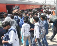 Bareilly:परीक्षा से निकले तो देना पड़ा सब्र का 'इम्तिहान'...ब्लॉक में फंसी अवध-असम 40 मिनट रुकी