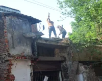 Bareilly: बुलडोजर थमे तो खौफ में व्यापारियों ने खुद चलाना शुरू किया हथौड़ा