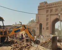 UP: सौंधन किले से अतिक्रमण हटाने को गरजा बुलडोजर, चार मकान ध्वस्त, 35 और जद में