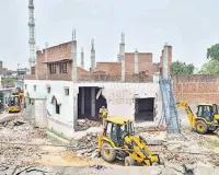 UP: सरकारी जमीन पर बनी मस्जिद-मदरसा जमींदोज, संभल के मुबारकपुर बंद चला बुलडोजर 