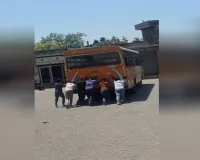 चल यार धक्का मार: यूपी रोडवेज में सफर नहीं आसां...एक टीन का डिब्बा है, उसको धकियाना है !