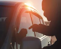 UP: कार में खींचकर ले गए युवक, लाठी-डंडों से पीटा; अपहरण के प्रयास का आरोप