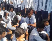 बाराबंकी : सड़क पर उतरे नवोदय स्कूल के छात्र, विद्यालय प्रशासन पर मढ़े गंभीर आरोप, जानें पूरा मामला