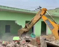 संभल में सरकारी जमीन पर बनी अवैध मस्जिद और मदरसे पर चला बुलडोजर, भारी पुलिस बल तैनात 