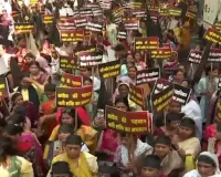 महिला आरक्षण विधेयक : राहुल गांधी के आवास के बाहर भाजपा महिला मोर्चा का जोरदार प्रदर्शन, हिरासत में कई नेता