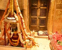 वाराणसी : भीषण गर्मी के मद्देनजर काशी विश्वनाथ पर लगा शावर, मंदिरों में एसी-कूलर 