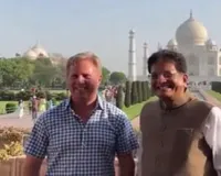 आगरा पहुंचे केंद्रीय मंत्री गोयल और न्यूजीलैंड के मंत्री टॉड मैक्ले, पत्नियों के संग किए ताजमहल के दीदार