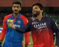 आईपीएल 2026 : दिल्ली के खिलाफ रॉयल चैजेंसर्ज बेंगलुरु ने टॉस जीतकर पहले गेंदबाजी का किया फैसला 