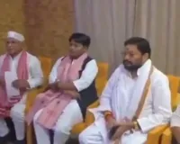 गाजीपुर केस : सपा प्रतिनिधिमंडल ने की मृत लड़की के पिता मुलाकात, पांच लाख का चेक सौंपा 