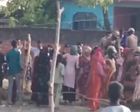 अमेठी में आंबेडकर प्रतिमा को लेकर बवाल, पथराव के बाद पुलिस ने हटवाया अवैध चबूतरा, 14 हिरासत में 