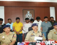 कानपुर में बेटिंग एप गिरोह का भंडाफोड़, आठ गिरफ्तार... 26 मोबाइल फोन व 54 एटीएम कार्ड समेत अन्य सामान बरामद 