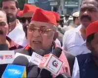 लखनऊ नगर निगम पर सपा विधायक रविदास मेहरोत्रा ने दिया धरना, कहा- लोगों  को नहीं मिल रहा पानी, जगह-जगह लगे कूड़े के ढेर 