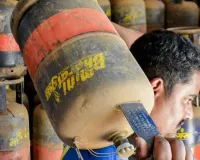 मुनाफाखोरी  : कामर्शियल सिलेंडर 3000 रुपये तक पहुंचा, कृत्रिम किल्लत बनाकर कालाबाजारी 