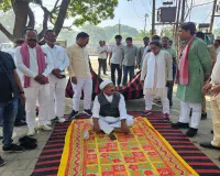 Bareilly: नवाबगंज में पुलिस और सपाई आमने-सामने, पूर्व मंत्री भगवत सरन एसडीएम आवास के बाहर धरने पर बैठे