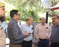 Bareilly: जिला अस्पताल औचक निरीक्षण करने पहुंचे डीएम तो मची खलबली, मरीजों से लिया फीडबैक