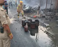 कानपुर फूलबाग अग्निकांड : खुले आसमान के नीचे परिवार, राख के ढेर में तलाश रहे हैं शायद कुछ बचा हो