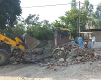 Rampur: बिलासपुर में दो मजारों पर चला बुलडोजर...सड़क चौड़ीकरण में बन रहे थे बाधा