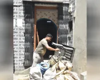 Moradabad:जज के पिता के हत्यारोपी के घर की कुर्की...दरवाजे-खिड़की उखाड़ किया सामान जब्त