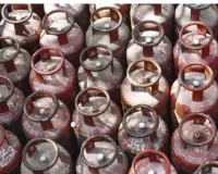 Varanasi News: कमर्शियल LPG की कालाबाजारी, बंद पड़े पेट्रोल पंप में मिला सिलेंडरों का जखीरा